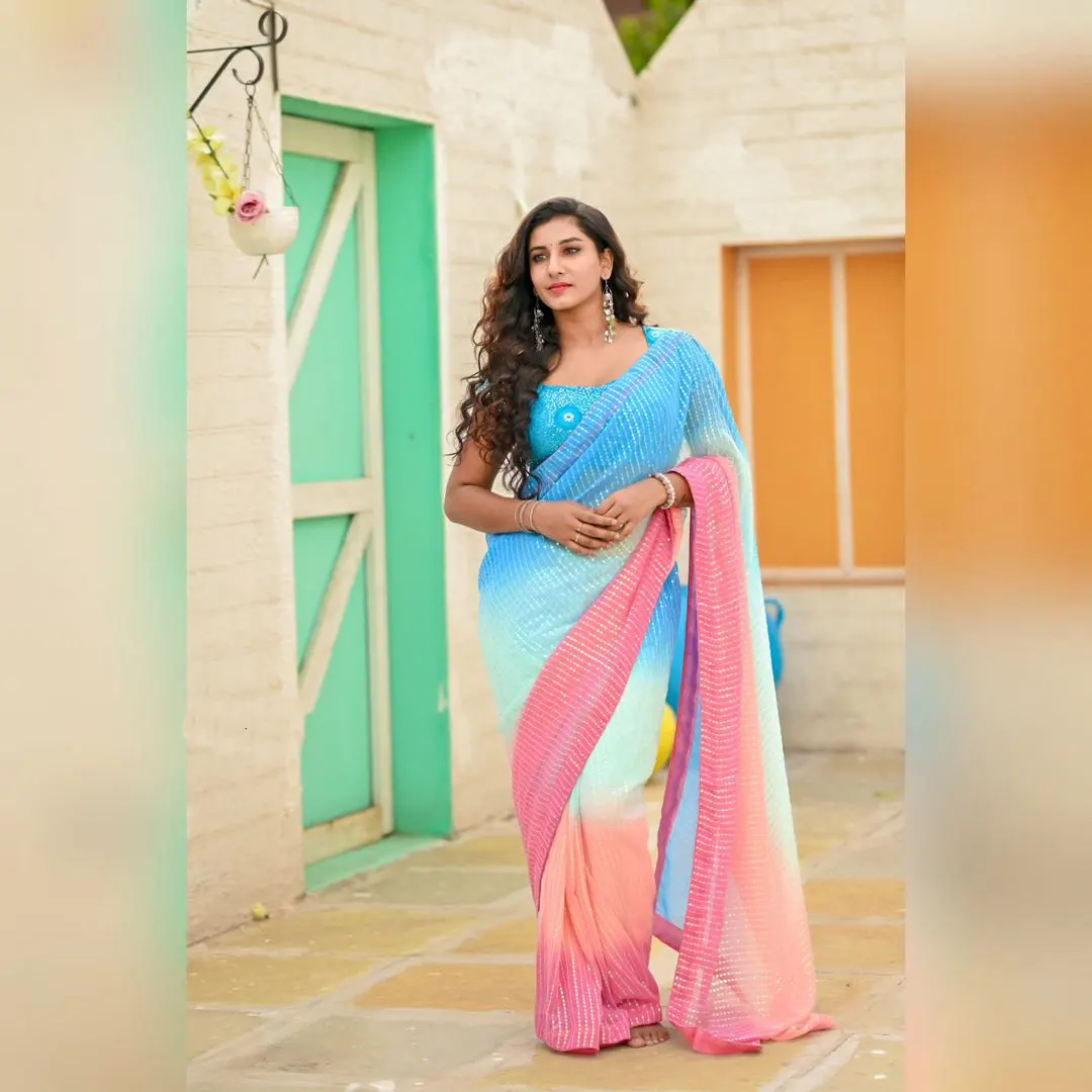 Vishnupriyaa Bhimeneni shares saree Photos in her instagram