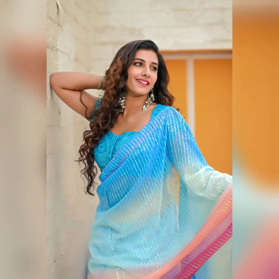 Vishnupriyaa Bhimeneni shares saree Photos in her instagram
