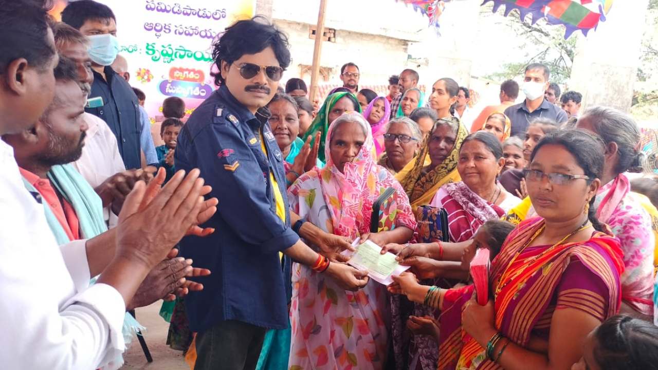 Krishna Sai : పేద మహిళలకు 50 వేల ఆర్ధిక సహాయం చేసిన హీరో కృష్ణసాయి.. Krishna Sai : పేద మహిళలకు 50 వేల ఆర్ధిక సహాయం చేసిన హీరో కృష్ణసాయి..