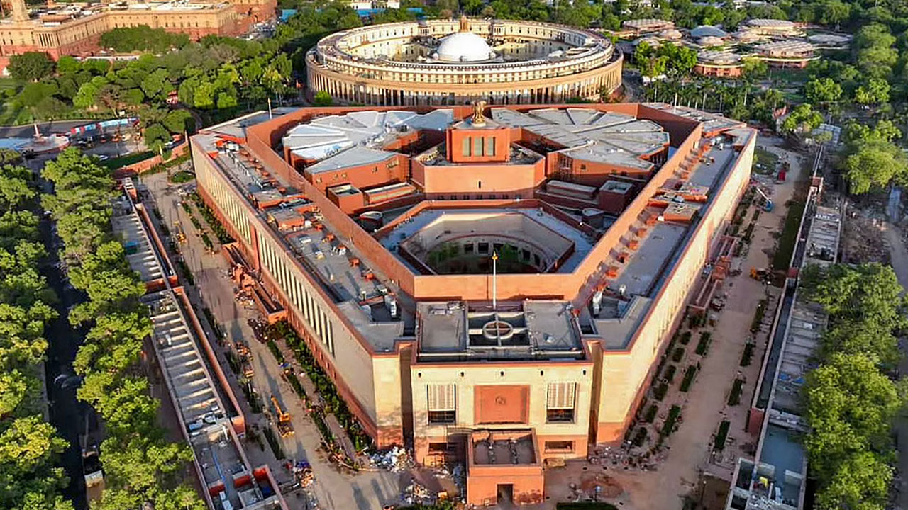 Parliament New Building: కొత్త పార్లమెంటులో మంగళవారమే తొలి సమావేశం.. సరిగ్గా ఏ టైంకో తెలుసా? Parliament New Building: కొత్త పార్లమెంటులో మంగళవారమే తొలి సమావేశం.. సరిగ్గా ఏ టైంకో తెలుసా?