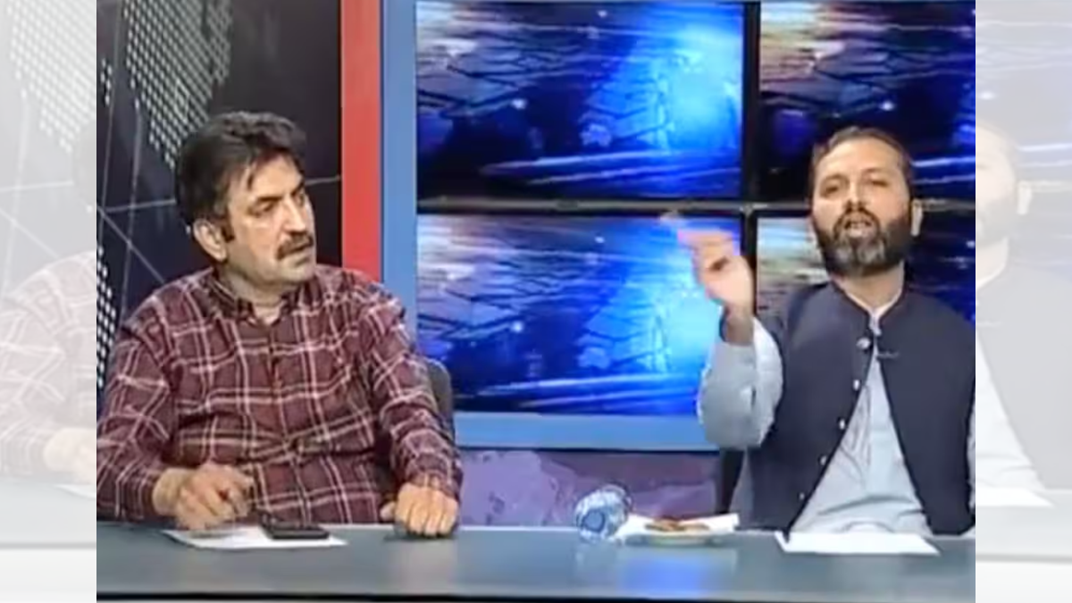 Pakistani Politicians: లైవ్ టీవీ షోలో పాక్ రాజకీయ నేతల ముష్టి యుద్ధం Pakistani Politicians: లైవ్ టీవీ షోలో పాక్ రాజకీయ నేతల ముష్టి యుద్ధం