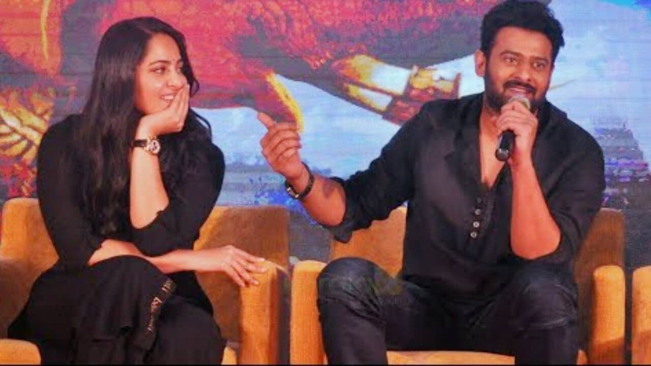 Anushka : టిఫిన్ చేస్తూనే లంచ్ గురించి మాట్లాడతారు.. ప్రభాస్తో తింటే ఫుడీస్ కూడా.. ప్రభాస్ ఫుడ్ పై అనుష్క కామెంట్స్.. Anushka : టిఫిన్ చేస్తూనే లంచ్ గురించి మాట్లాడతారు.. ప్రభాస్తో తింటే ఫుడీస్ కూడా.. ప్రభాస్ ఫుడ్ పై అనుష్క కామెంట్స్..
