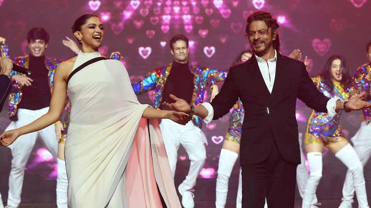 Shahrukh – Deepika : స్టేజిపై దీపికా – షారుఖ్ అదిరిపోయే డ్యాన్స్.. జవాన్ సాంగ్ కి స్టెప్పులు.. Shahrukh – Deepika : స్టేజిపై దీపికా – షారుఖ్ అదిరిపోయే డ్యాన్స్.. జవాన్ సాంగ్ కి స్టెప్పులు..