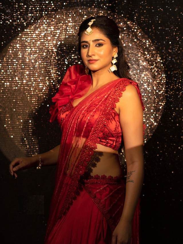 >రెడ్ శారీలో హాట్ ఫోజులతో యాంకర్ వర్షిణి