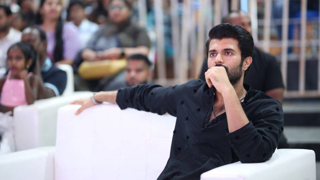 Vijay Devarakonda : డబ్బులు ఇచ్చి మరీ నా మీద, నా సినిమా మీద నెగిటివ్గా రాపిస్తున్నారు.. విజయ్ దేవరకొండ సంచలన వ్యాఖ్యలు.. Vijay Devarakonda : డబ్బులు ఇచ్చి మరీ నా మీద, నా సినిమా మీద నెగిటివ్గా రాపిస్తున్నారు.. విజయ్ దేవరకొండ సంచలన వ్యాఖ్యలు..
