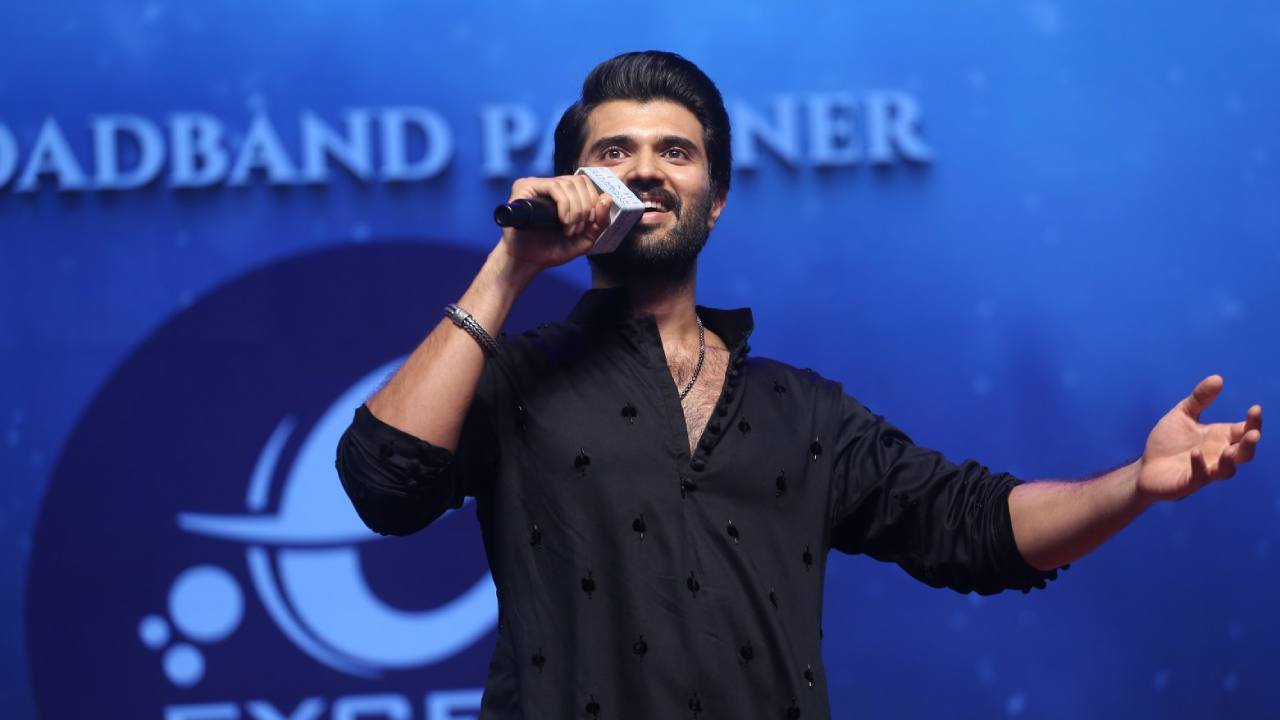 Vijay Devarakonda : 100 ఫ్యామిలిలు సెలెక్ట్ చేస్తా.. ఒక్కో ఫ్యామిలీకి లక్ష రూపాయలు ఇస్తా.. విజయ్ దేవరకొండ కామెంట్స్.. Vijay Devarakonda : 100 ఫ్యామిలిలు సెలెక్ట్ చేస్తా.. ఒక్కో ఫ్యామిలీకి లక్ష రూపాయలు ఇస్తా.. విజయ్ దేవరకొండ కామెంట్స్..