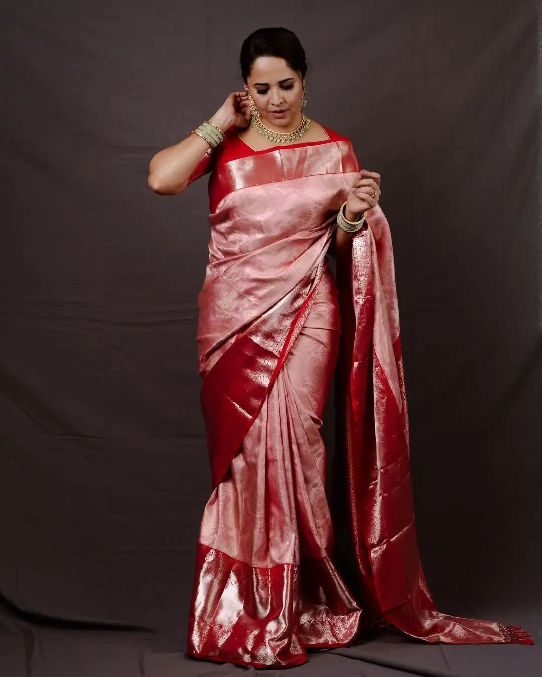 Anasuya Bharadwaj Stunning Looks in Silk Saree