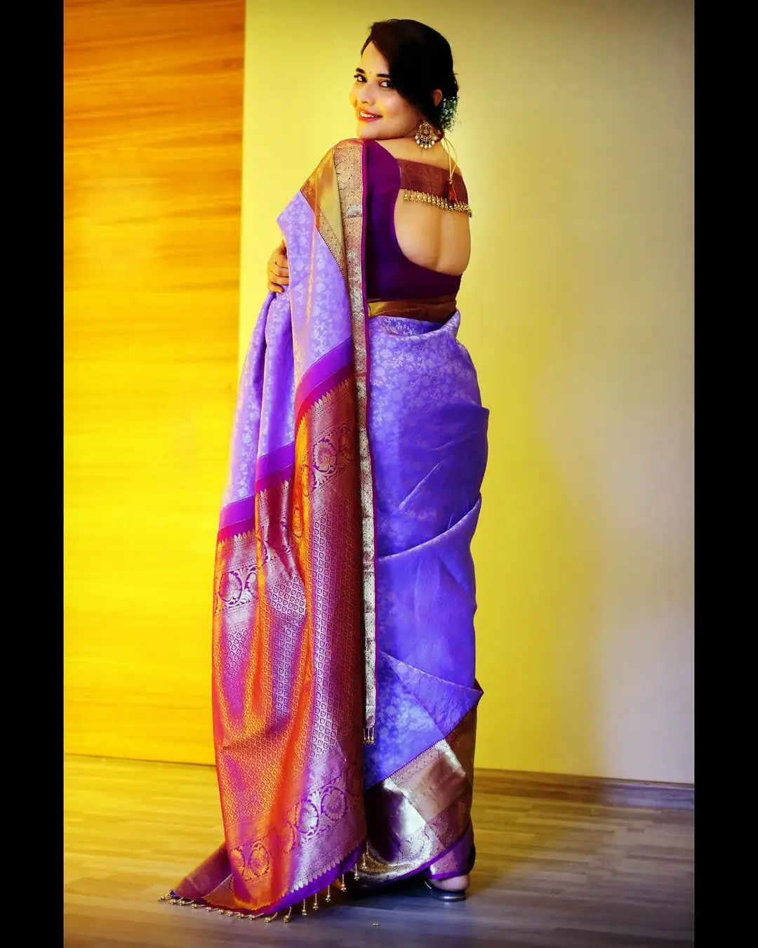 Anasuya Bharadwaj Cute Looks in Saree