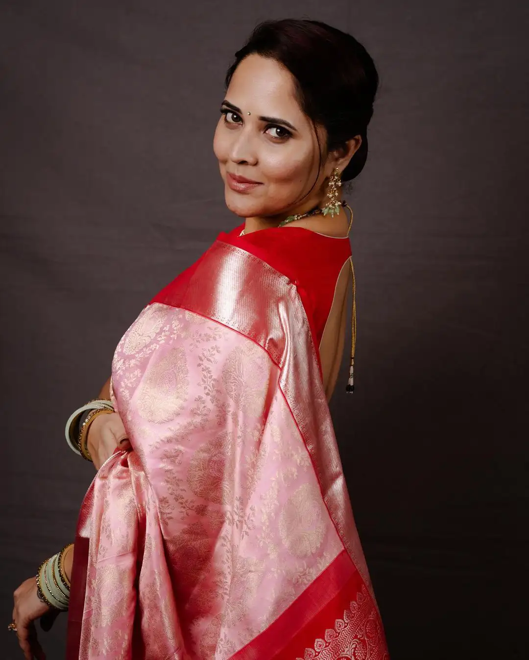 Anasuya Bharadwaj Stunning Looks in Silk Saree