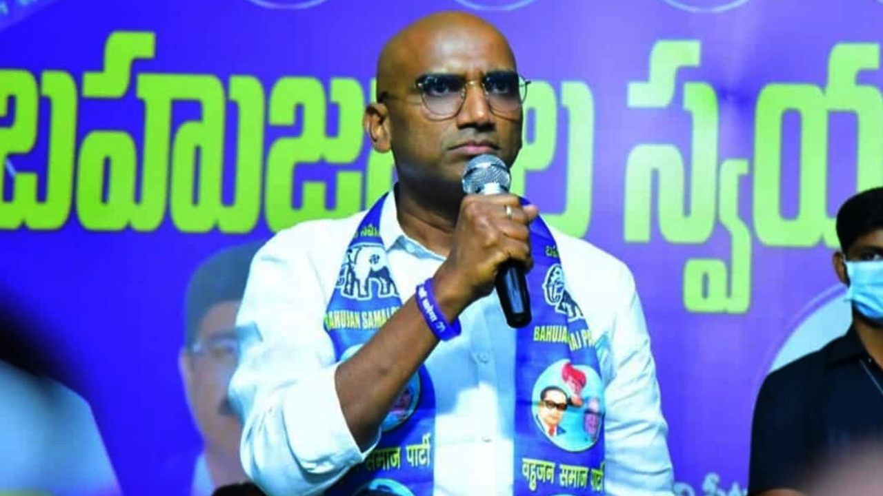 RS Praveen Kumar : పేదలు మరణిస్తే బొంద పెట్టేందుకు 6 ఫీట్ల జాగా లేదు.. కానీ, రూ. 170 కోట్లతో సీఎం కేసీఆర్ బంగ్లా నిర్మించుకున్నాడు : ఆర్ఎస్ ప్రవీణ్ కుమార్ RS Praveen Kumar : పేదలు మరణిస్తే బొంద పెట్టేందుకు 6 ఫీట్ల జాగా లేదు.. కానీ, రూ. 170 కోట్లతో సీఎం కేసీఆర్ బంగ్లా నిర్మించుకున్నాడు : ఆర్ఎస్ ప్రవీణ్ కుమార్