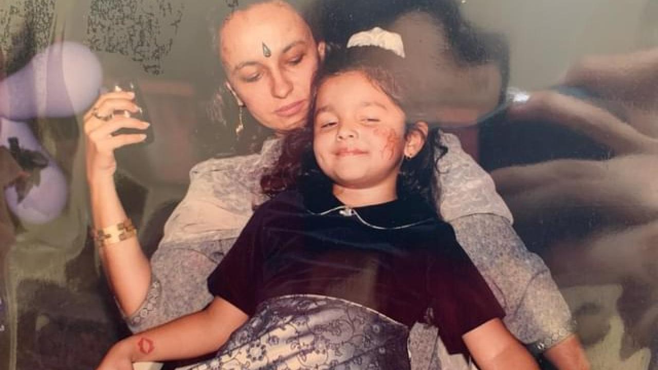 Bollywood Actress : ఈ ఫొటోలో ఉన్న హీరోయిన్ ఎవరో గుర్తు పట్టారా..? గాడ్జిల్లా కథ కూడా ఉంది..! Bollywood Actress : ఈ ఫొటోలో ఉన్న హీరోయిన్ ఎవరో గుర్తు పట్టారా..? గాడ్జిల్లా కథ కూడా ఉంది..!