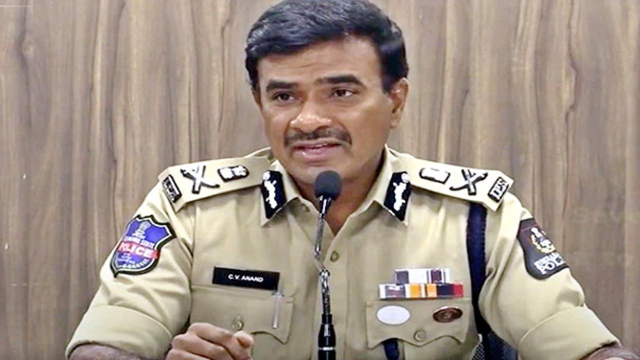 CP CV Anand : వెపన్స్ డిపాజిట్ చేయాలి లేకుంటే చర్యలు తప్పవు : సీపీ సీవీ ఆనంద్ CP CV Anand : వెపన్స్ డిపాజిట్ చేయాలి లేకుంటే చర్యలు తప్పవు : సీపీ సీవీ ఆనంద్