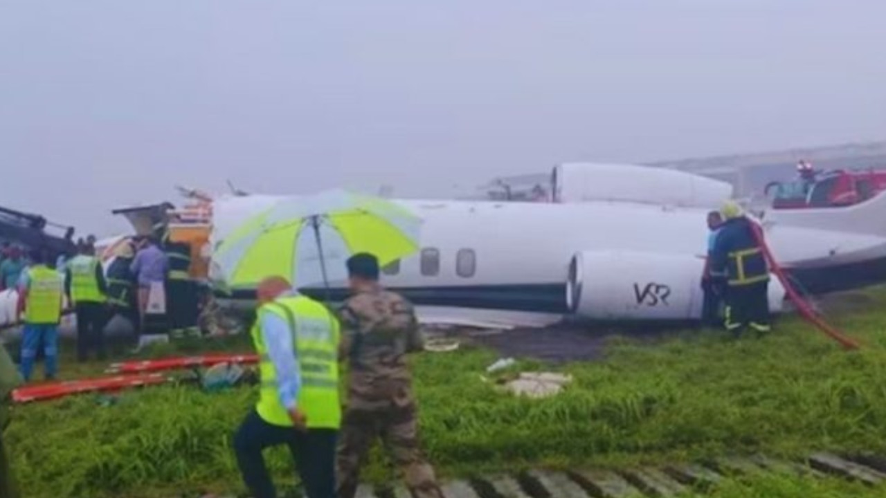Plane Crash : కెనడాలో నేలకూలిన శిక్షణ విమానం.. ఇద్దరు భారత ట్రైనీ పైలట్లు సహా ముగ్గురు మృతి Plane Crash : కెనడాలో నేలకూలిన శిక్షణ విమానం.. ఇద్దరు భారత ట్రైనీ పైలట్లు సహా ముగ్గురు మృతి