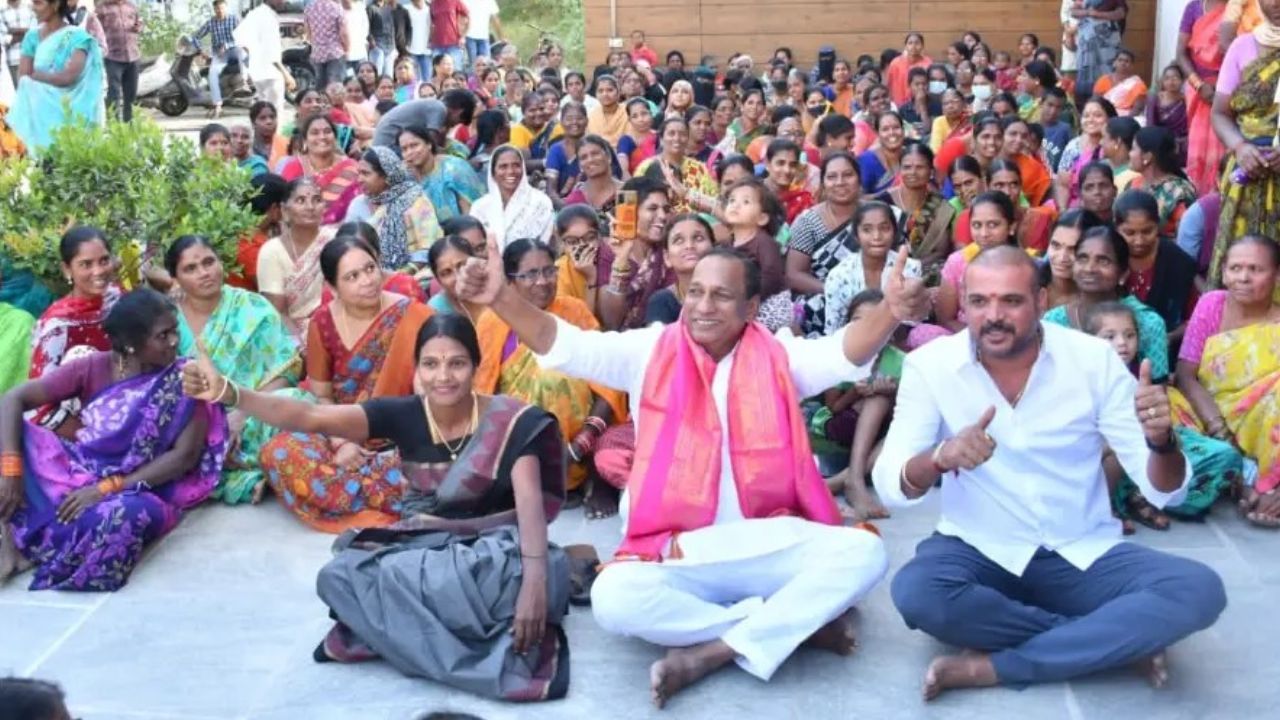 Chamakura Malla Reddy : ముసలవ్వను ఒడిలో కూర్చోబెట్టుకొని మల్లారెడ్డి వినూత్న ప్రచారం.. వీడియో వైరల్ Chamakura Malla Reddy : ముసలవ్వను ఒడిలో కూర్చోబెట్టుకొని మల్లారెడ్డి వినూత్న ప్రచారం.. వీడియో వైరల్