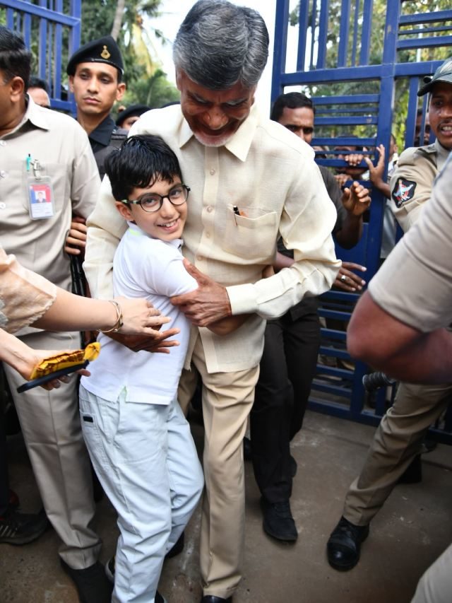 >తాతయ్య రాకతో మనవడి ఆనందం..