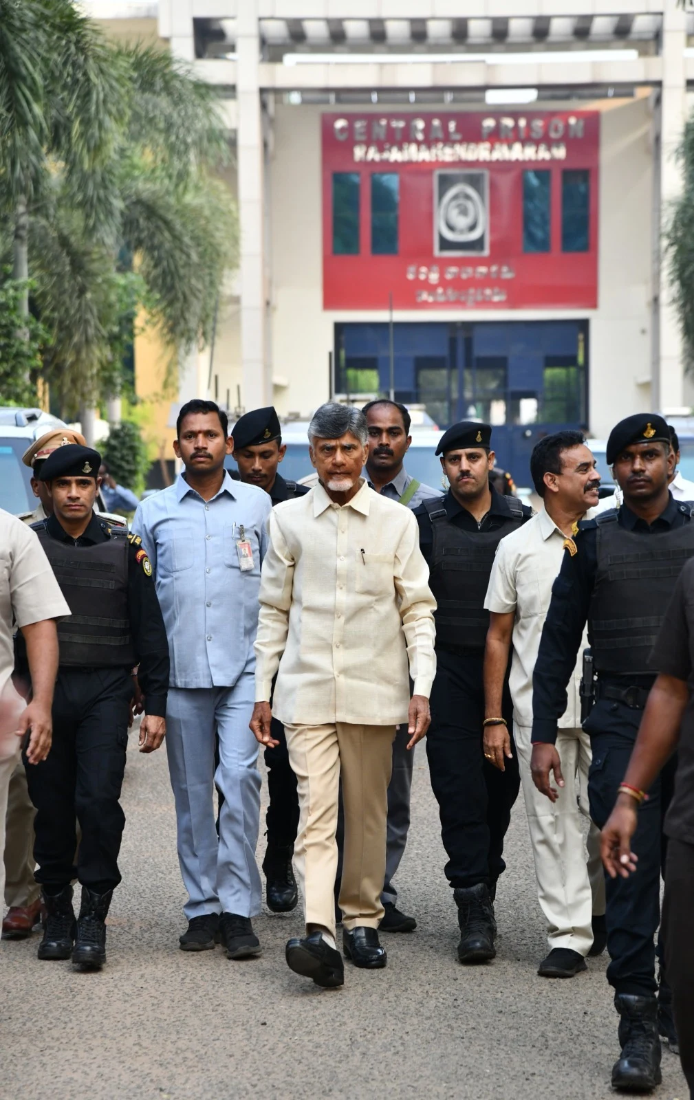 Chandrababu Naidu photos after releasing from Rajahmundry jail