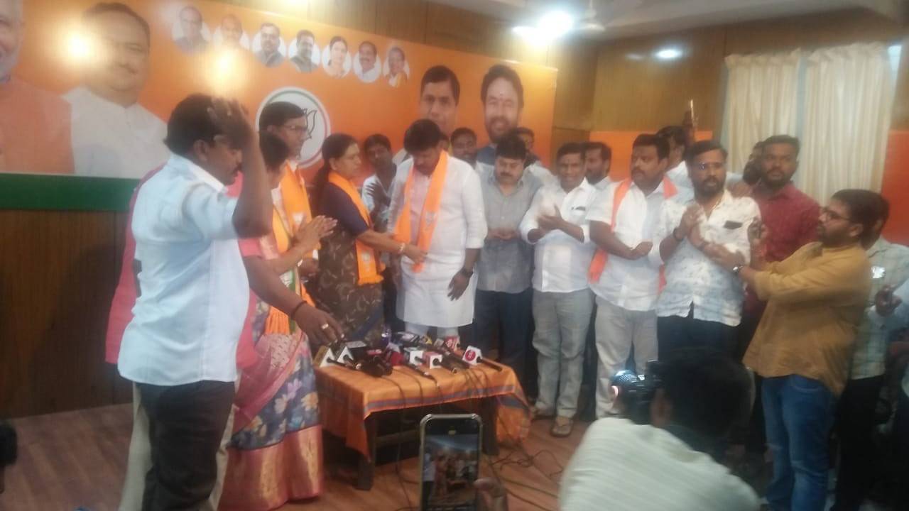 Chikoti Praveen: బీజేపీలో చేరిన చీకోటి ప్రవీణ్.. కేసీఆర్ ఆరోగ్యంపై డీకే అరుణ సంచలన కామెంట్స్ Chikoti Praveen: బీజేపీలో చేరిన చీకోటి ప్రవీణ్.. కేసీఆర్ ఆరోగ్యంపై డీకే అరుణ సంచలన కామెంట్స్