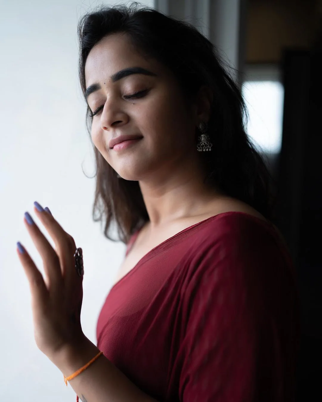 Deepthi Sunaina Fabulous Poses in Saree