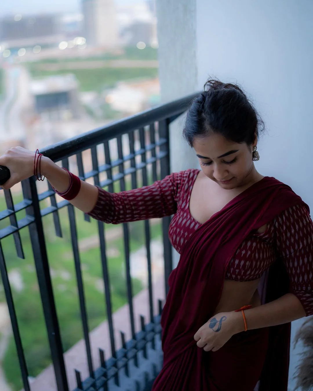 Deepthi Sunaina Fabulous Poses in Saree