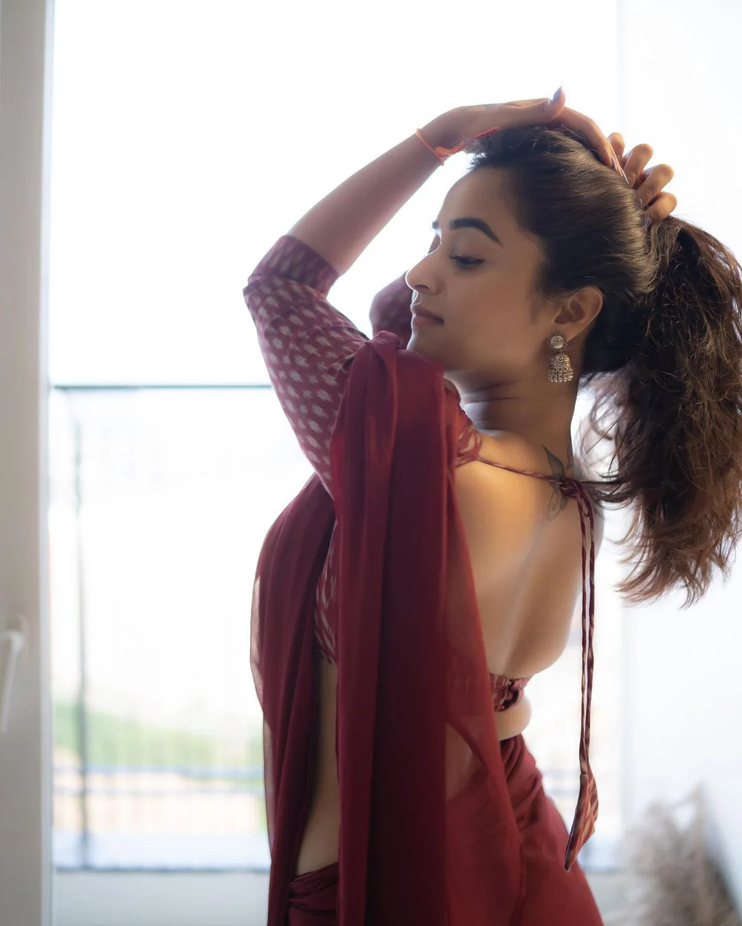 Deepthi Sunaina Fabulous Poses in Saree