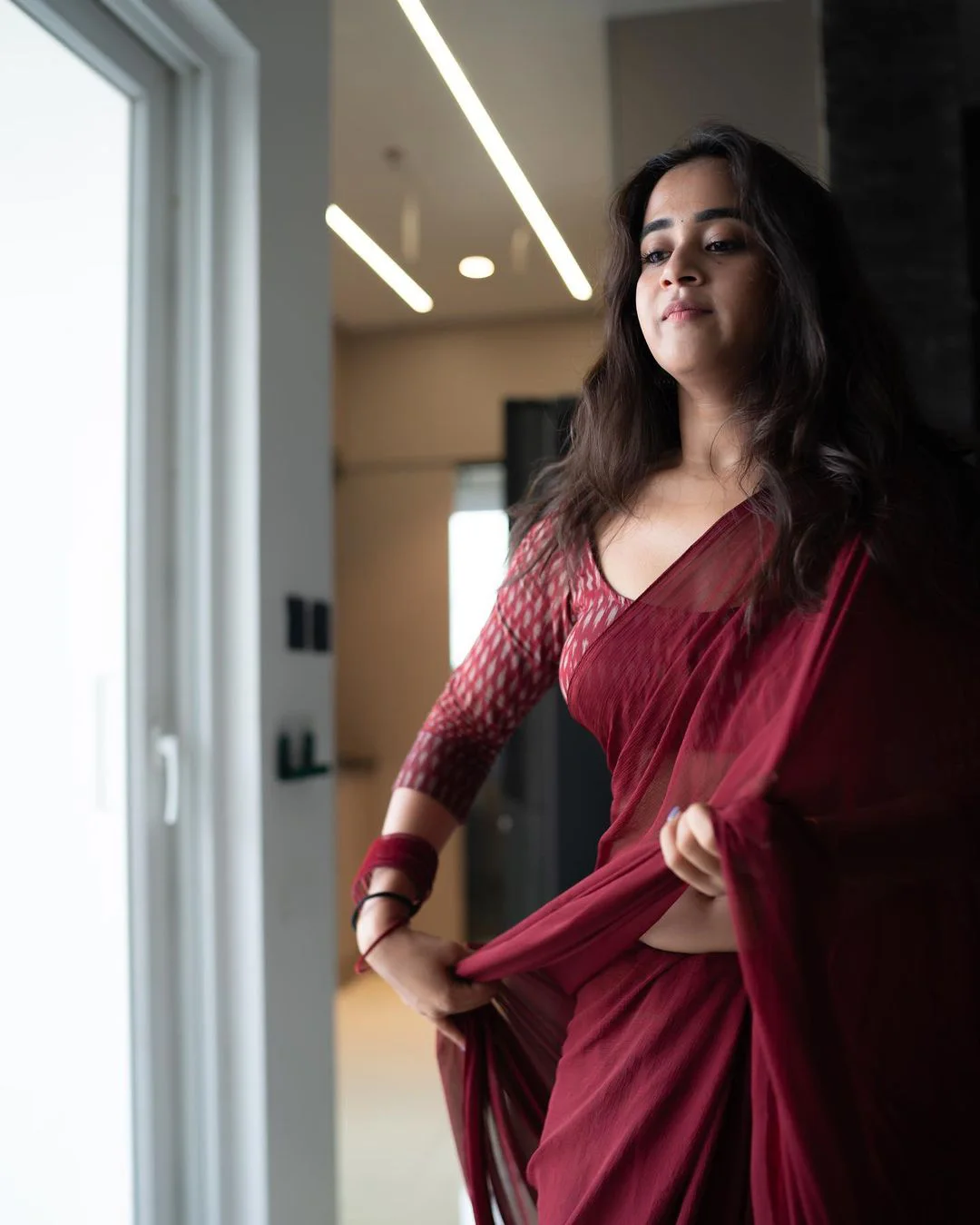Deepthi Sunaina Fabulous Poses in Saree