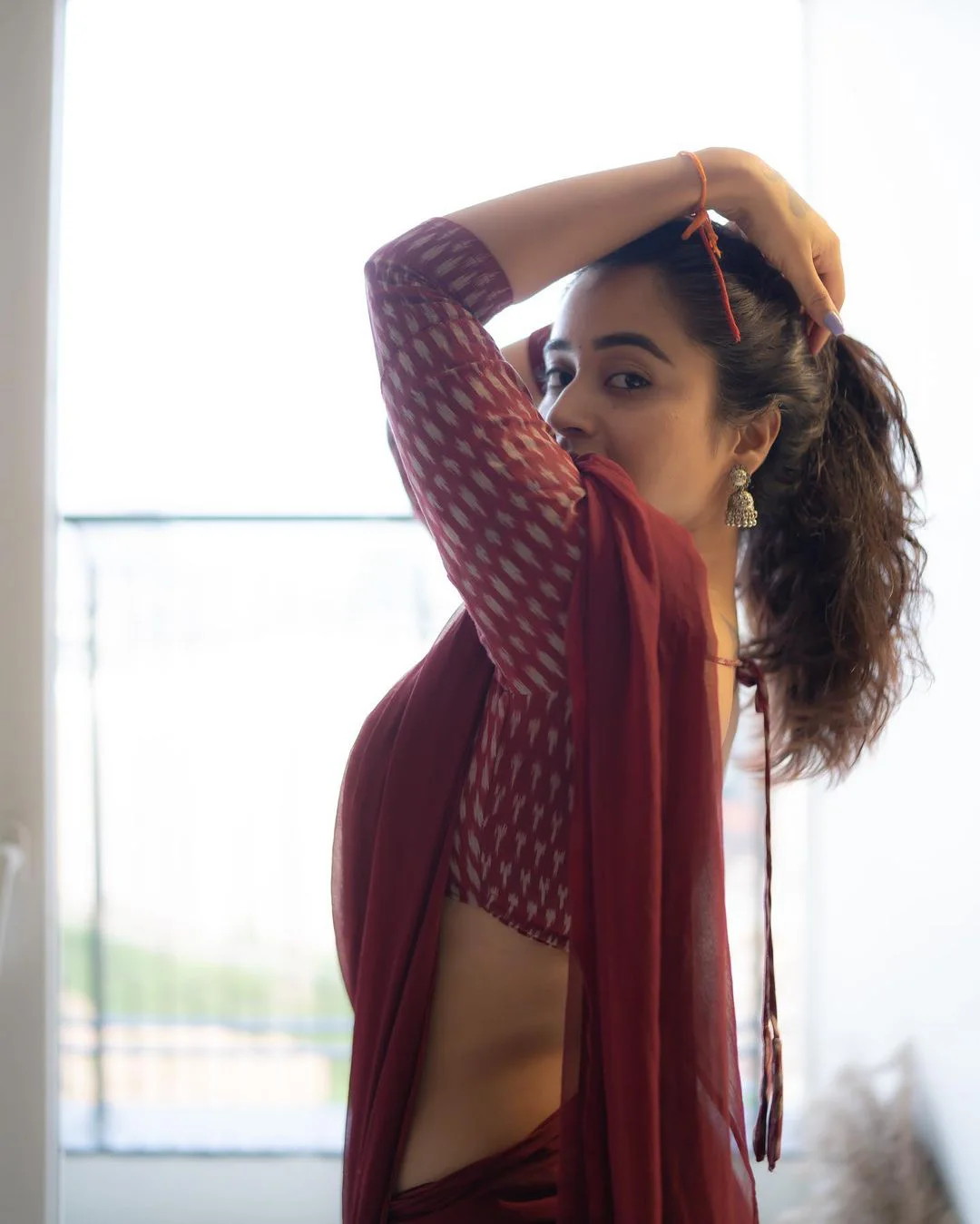 Deepthi Sunaina Fabulous Poses in Saree