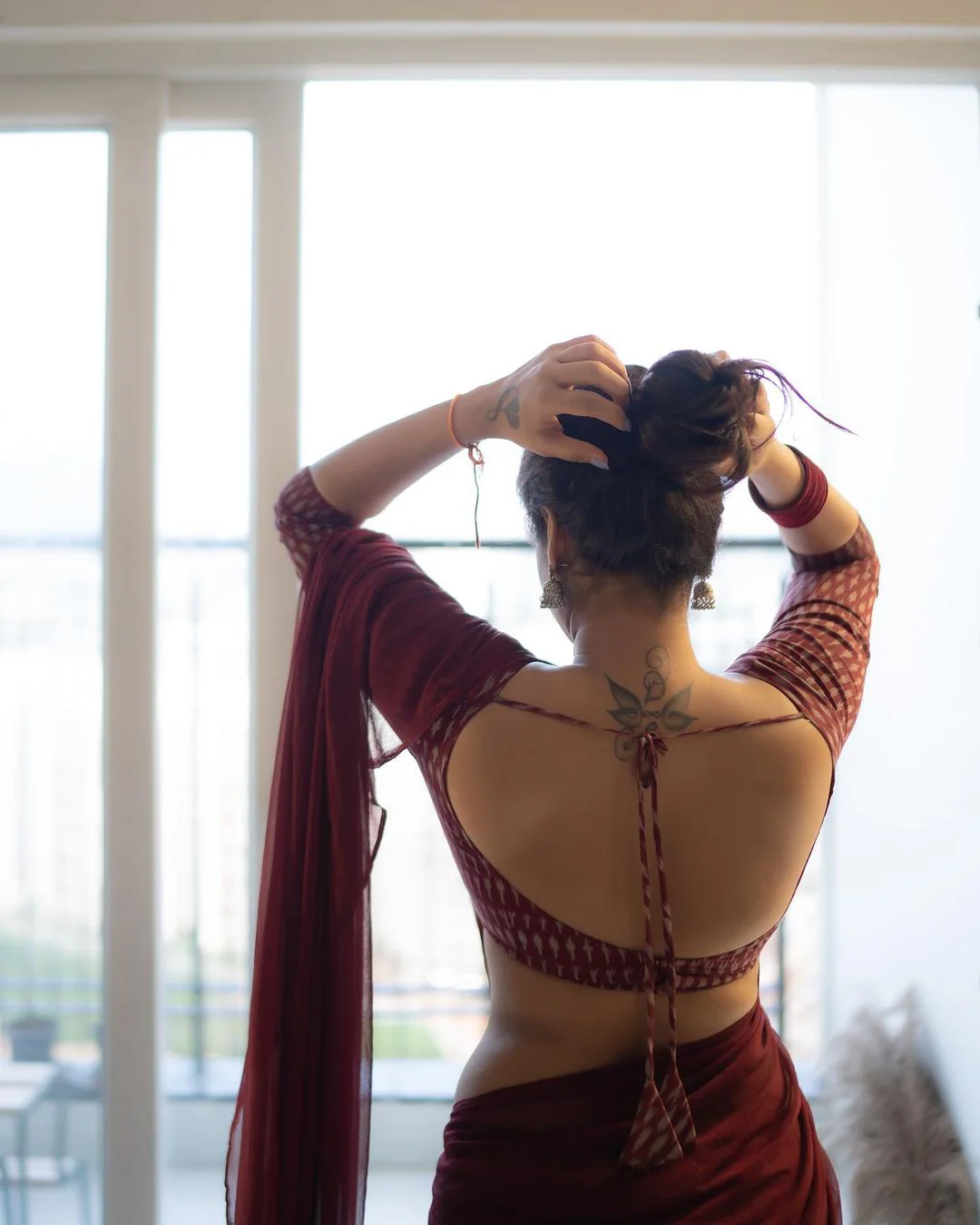 Deepthi Sunaina Fabulous Poses in Saree