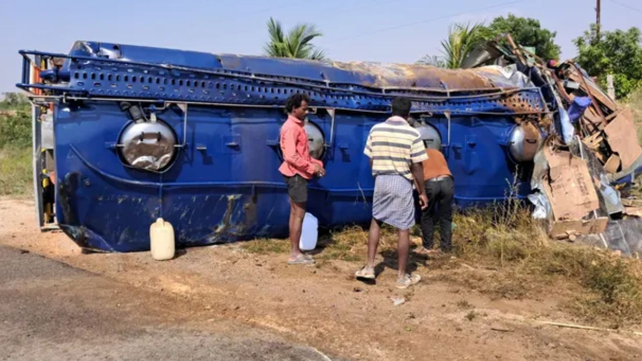 Diesel Tanker: డీజిల్ ట్యాంకర్ బోల్తా.. క్యాన్లకు పనిచెప్పిన స్థానికులు.. వీడియో వైరల్ Diesel Tanker: డీజిల్ ట్యాంకర్ బోల్తా.. క్యాన్లకు పనిచెప్పిన స్థానికులు.. వీడియో వైరల్