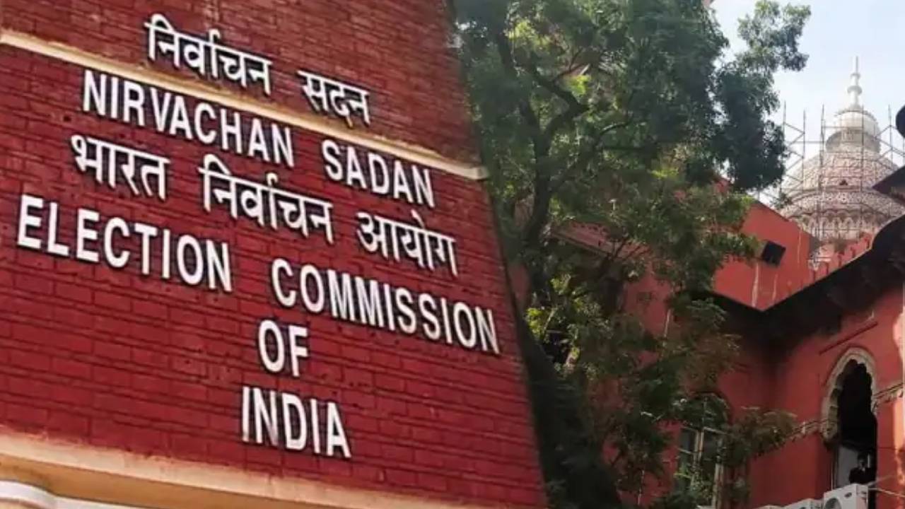 Election Commission: తెలంగాణలోసహా ఐదు రాష్ట్రాలకు మోగనున్న ఎన్నికల సైరన్.. మరికొద్ది గంటల్లో తేదీలు ప్రకటించనున్న సీఈసీ Election Commission: తెలంగాణలోసహా ఐదు రాష్ట్రాలకు మోగనున్న ఎన్నికల సైరన్.. మరికొద్ది గంటల్లో తేదీలు ప్రకటించనున్న సీఈసీ