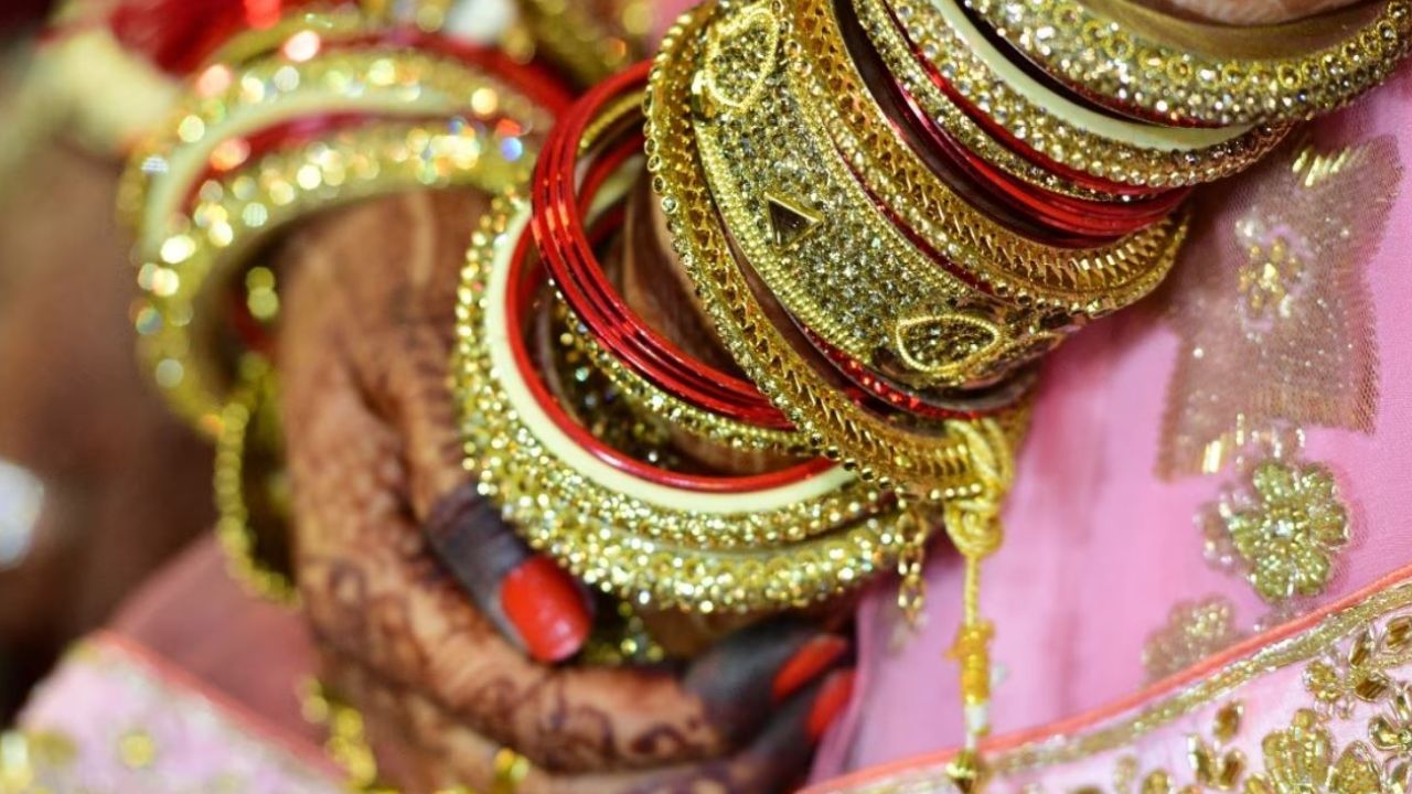 Gold Price Today : తగ్గిన ధర.. బంగారం ప్రియులకు ఊరట.. తెలుగు రాష్ట్రాల్లో బంగారం, వెండి ధరలు ఎంత తగ్గాయంటే..? Gold Price Today : తగ్గిన ధర.. బంగారం ప్రియులకు ఊరట.. తెలుగు రాష్ట్రాల్లో బంగారం, వెండి ధరలు ఎంత తగ్గాయంటే..?