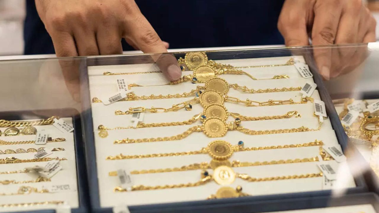 Gold Price Today: హమ్మయ్య కొంచెం ఊరట ..! తగ్గిన బంగారం ధర.. తెలుగు రాష్ట్రాల్లో తులం బంగారం ఎంతంటే? Gold Price Today: హమ్మయ్య కొంచెం ఊరట ..! తగ్గిన బంగారం ధర.. తెలుగు రాష్ట్రాల్లో తులం బంగారం ఎంతంటే?
