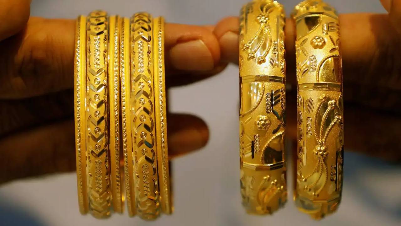 Gold Price Today: పసిడి ప్రియులకు శభవార్త.. భారీగా తగ్గిన బంగారం, వెండి ధరలు.. తెలుగు రాష్ట్రాల్లో ధరలు ఇలా.. Gold Price Today: పసిడి ప్రియులకు శభవార్త.. భారీగా తగ్గిన బంగారం, వెండి ధరలు.. తెలుగు రాష్ట్రాల్లో ధరలు ఇలా..