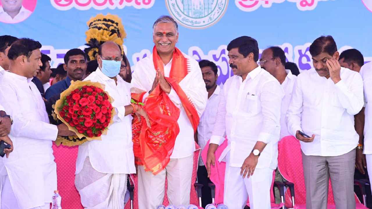 Harish Rao Thanneeru : పొరపాటున ఆ పార్టీ అధికారంలోకి వస్తే మళ్లీ చీకట్లే, మూడోసారి కూడా సీఎం ఆయనే- మంత్రి హరీశ్ రావు Harish Rao Thanneeru : పొరపాటున ఆ పార్టీ అధికారంలోకి వస్తే మళ్లీ చీకట్లే, మూడోసారి కూడా సీఎం ఆయనే- మంత్రి హరీశ్ రావు