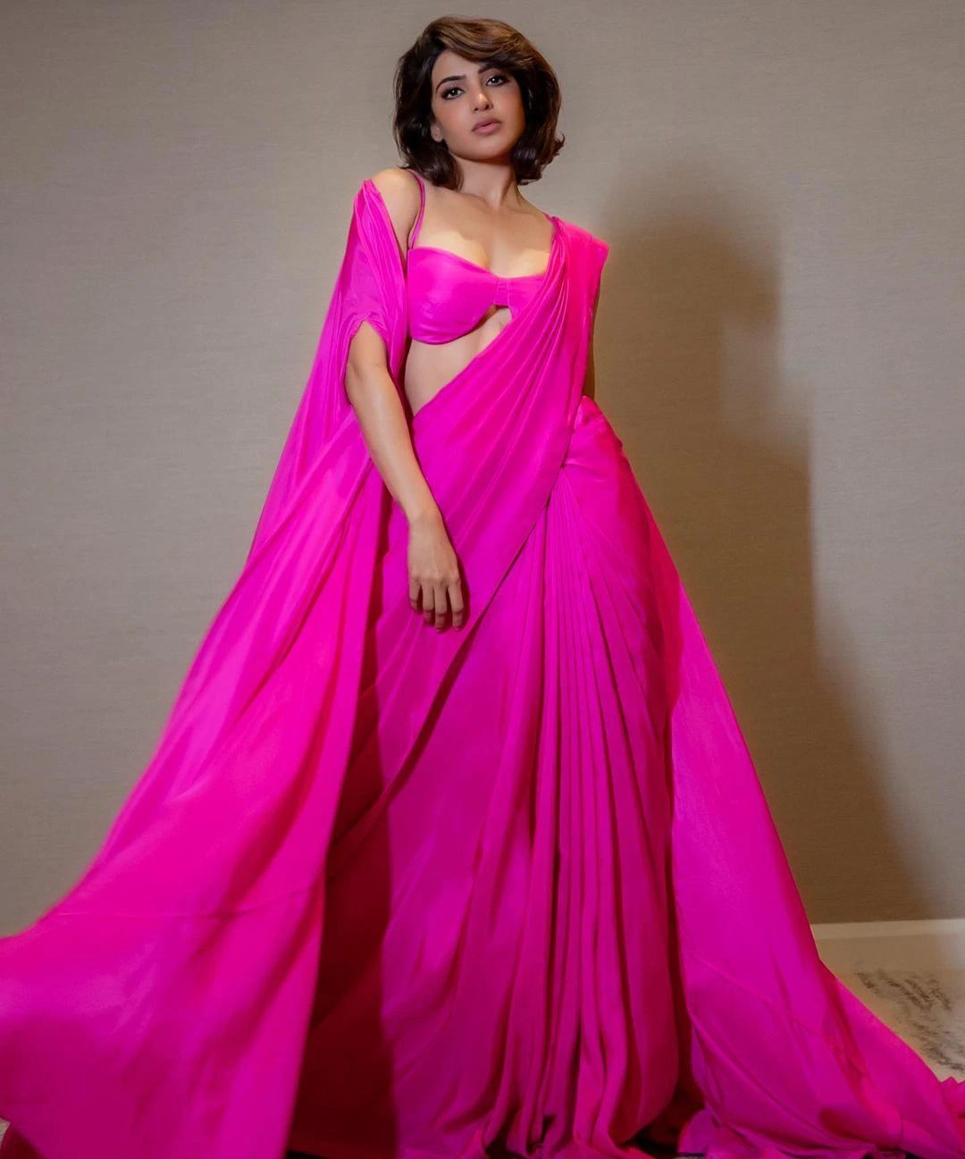 Heroine Samantha shares latest saree photos
