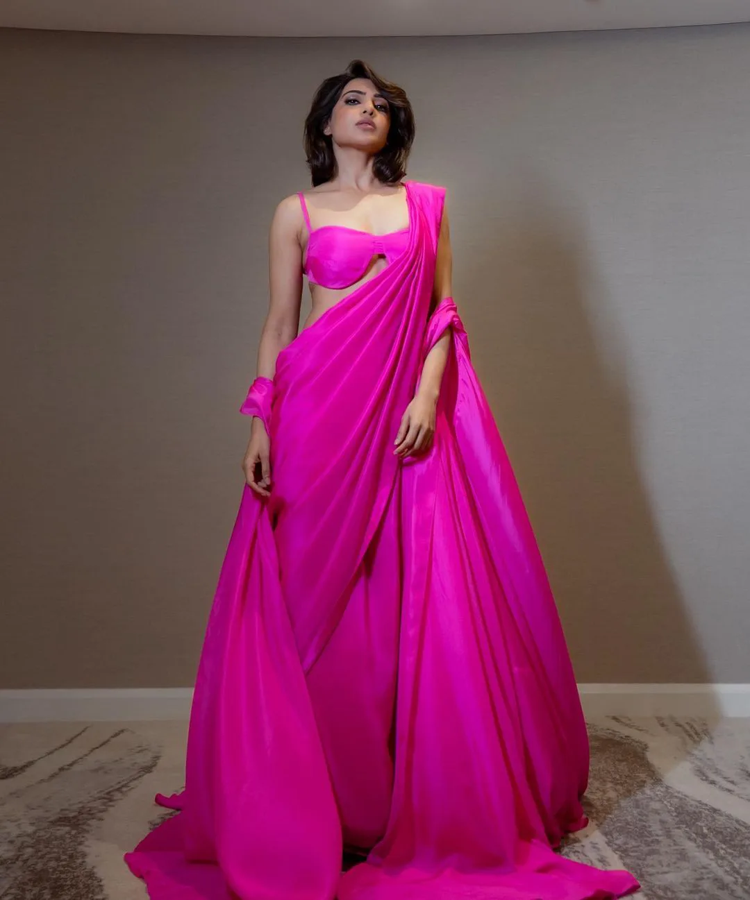 Heroine Samantha shares latest saree photos