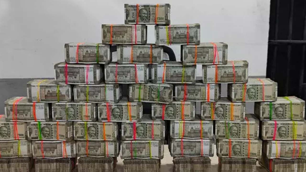 Huge Money Seized : హైదరాబాద్లో అక్రమంగా తరలిస్తున్న రూ.2.9 కోట్లు స్వాధీనం, ఆరుగురు అరెస్టు Huge Money Seized : హైదరాబాద్లో అక్రమంగా తరలిస్తున్న రూ.2.9 కోట్లు స్వాధీనం, ఆరుగురు అరెస్టు