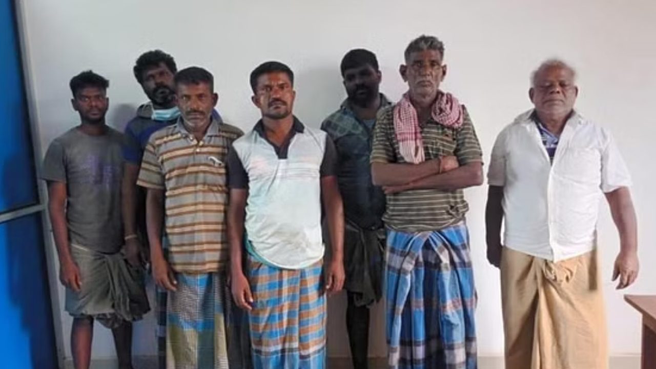 Indian Fishermen Arrest : 37 మంది భారత మత్స్యకారులను అరెస్టు చేసిన శ్రీలంక నేవీ Indian Fishermen Arrest : 37 మంది భారత మత్స్యకారులను అరెస్టు చేసిన శ్రీలంక నేవీ