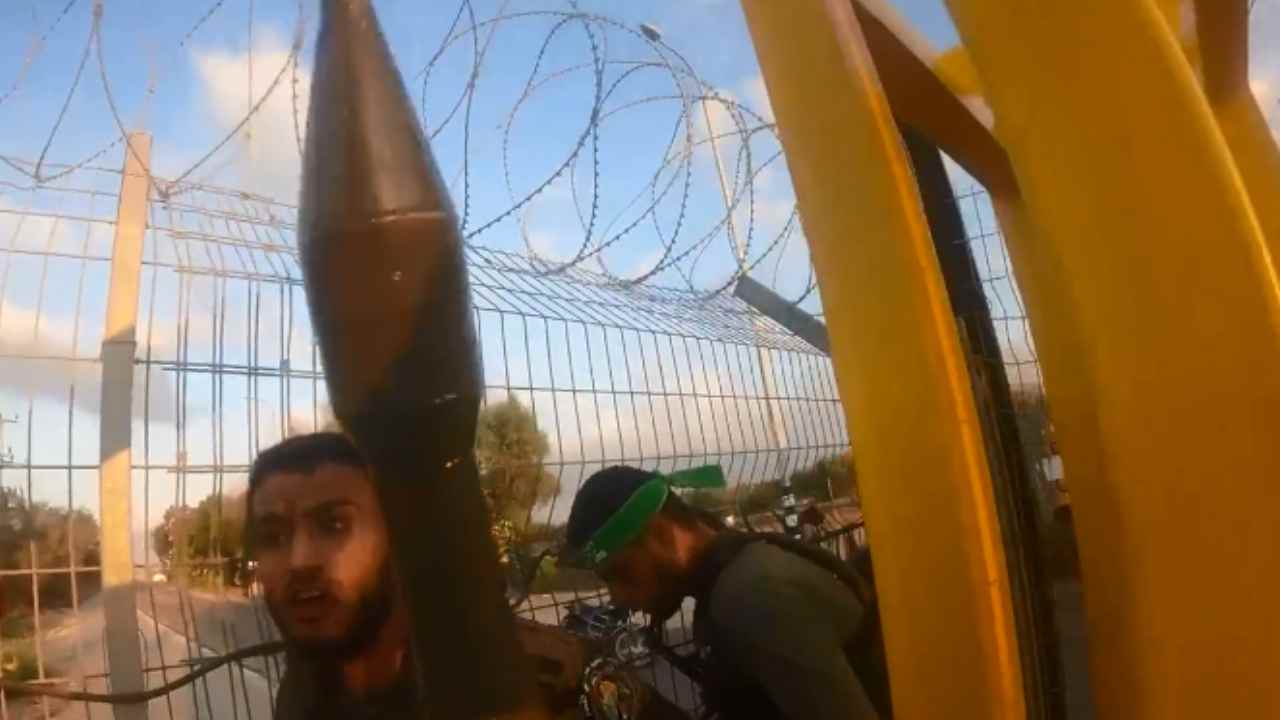Israel Hamas War : హమాస్ మిలిటెంట్లు ఇజ్రాయెల్లోకి ఎలా ప్రవేశించారో చూశారా.. వీడియోను విడుదల చేసిన ఐడీఎఫ్ Israel Hamas War : హమాస్ మిలిటెంట్లు ఇజ్రాయెల్లోకి ఎలా ప్రవేశించారో చూశారా.. వీడియోను విడుదల చేసిన ఐడీఎఫ్