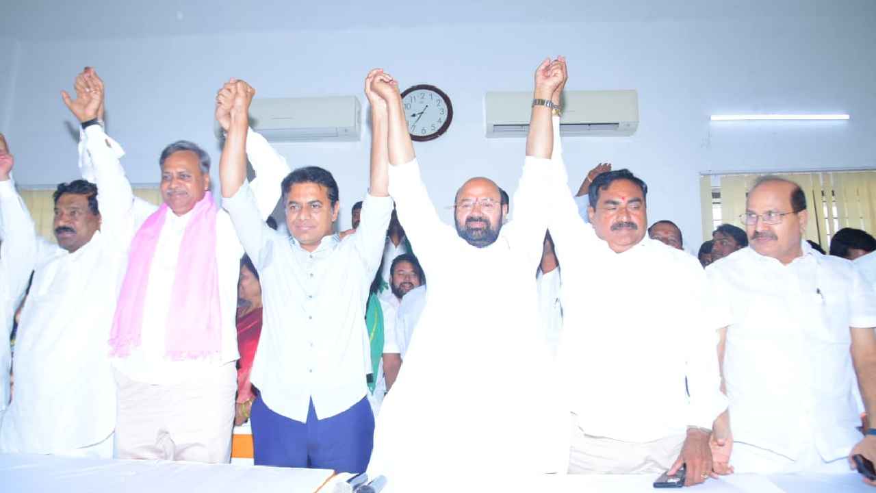 KTR : పల్లా, ముత్తిరెడ్డి మధ్య సయోధ్య కుదిర్చిన కేటీఆర్.. భారీ మెజార్టీతో గెలిపించాలని పిలుపు KTR : పల్లా, ముత్తిరెడ్డి మధ్య సయోధ్య కుదిర్చిన కేటీఆర్.. భారీ మెజార్టీతో గెలిపించాలని పిలుపు