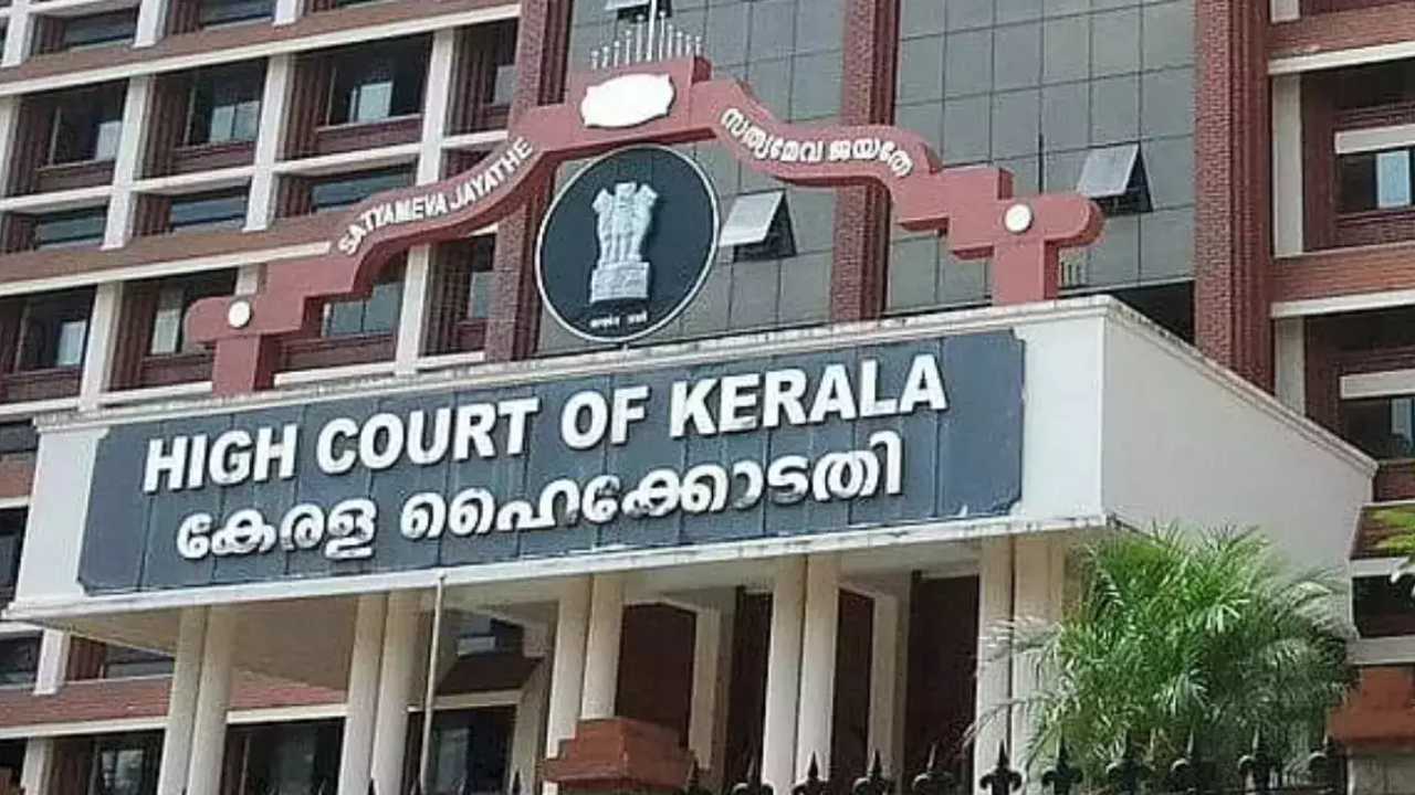 Kerala High Court : జడ్జీలు దేవుళ్లు కాదు.. వాళ్లెదుట చేతులు కట్టుకోవాల్సినవసరం లేదు : కేరళ హైకోర్టు Kerala High Court : జడ్జీలు దేవుళ్లు కాదు.. వాళ్లెదుట చేతులు కట్టుకోవాల్సినవసరం లేదు : కేరళ హైకోర్టు