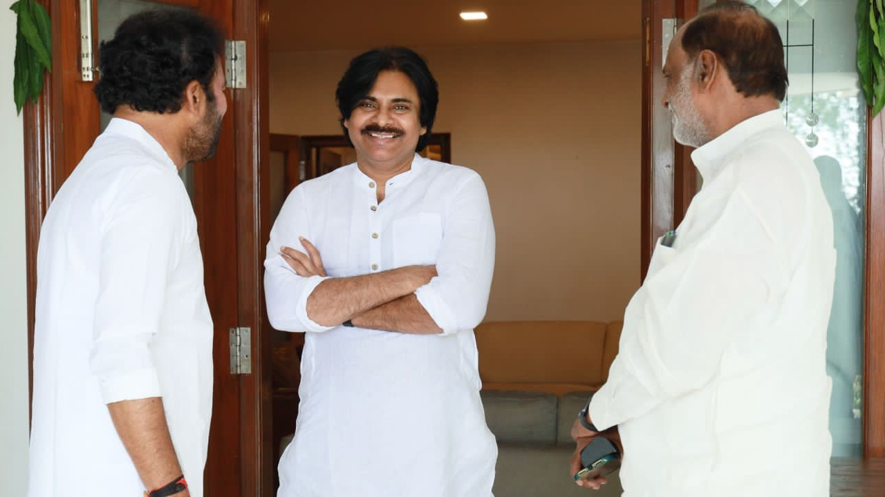 Telangana BJP – JanaSena : మద్దతు ఇవ్వండి.. పవన్ కల్యాణ్ తో కిషన్ రెడ్డి, లక్ష్మణ్ భేటీ.. పవన్ ఏం చెప్పారంటే? Telangana BJP – JanaSena : మద్దతు ఇవ్వండి.. పవన్ కల్యాణ్ తో కిషన్ రెడ్డి, లక్ష్మణ్ భేటీ.. పవన్ ఏం చెప్పారంటే?
