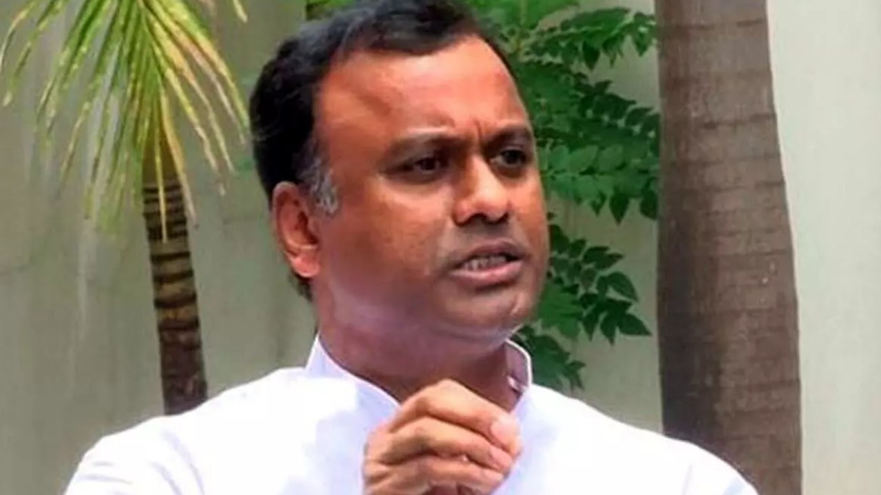 Komatireddy : బీఆర్ఎస్, కాంగ్రెస్ మేనిఫెస్టోలో ఆచరణకు సాధ్యం కాని హామీలు : కోమటిరెడ్డి రాజగోపాల్ రెడ్డి Komatireddy : బీఆర్ఎస్, కాంగ్రెస్ మేనిఫెస్టోలో ఆచరణకు సాధ్యం కాని హామీలు : కోమటిరెడ్డి రాజగోపాల్ రెడ్డి