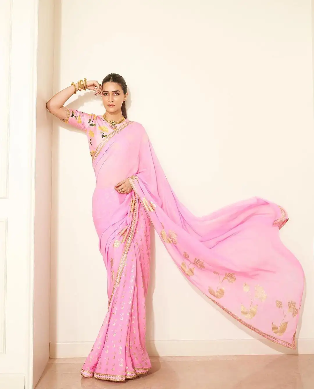 Kriti Sanon Cool Looks in Pink Saree