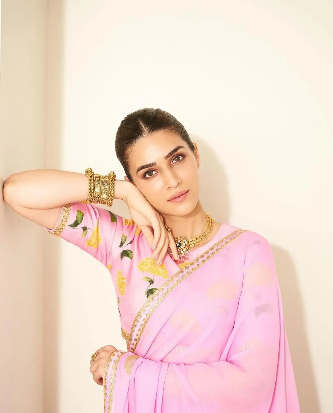 Kriti Sanon Cool Looks in Pink Saree