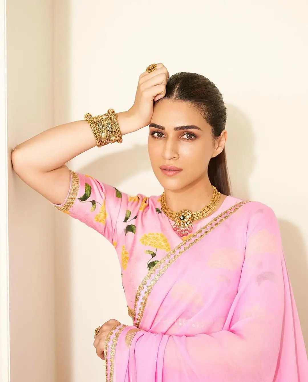 Kriti Sanon Cool Looks in Pink Saree