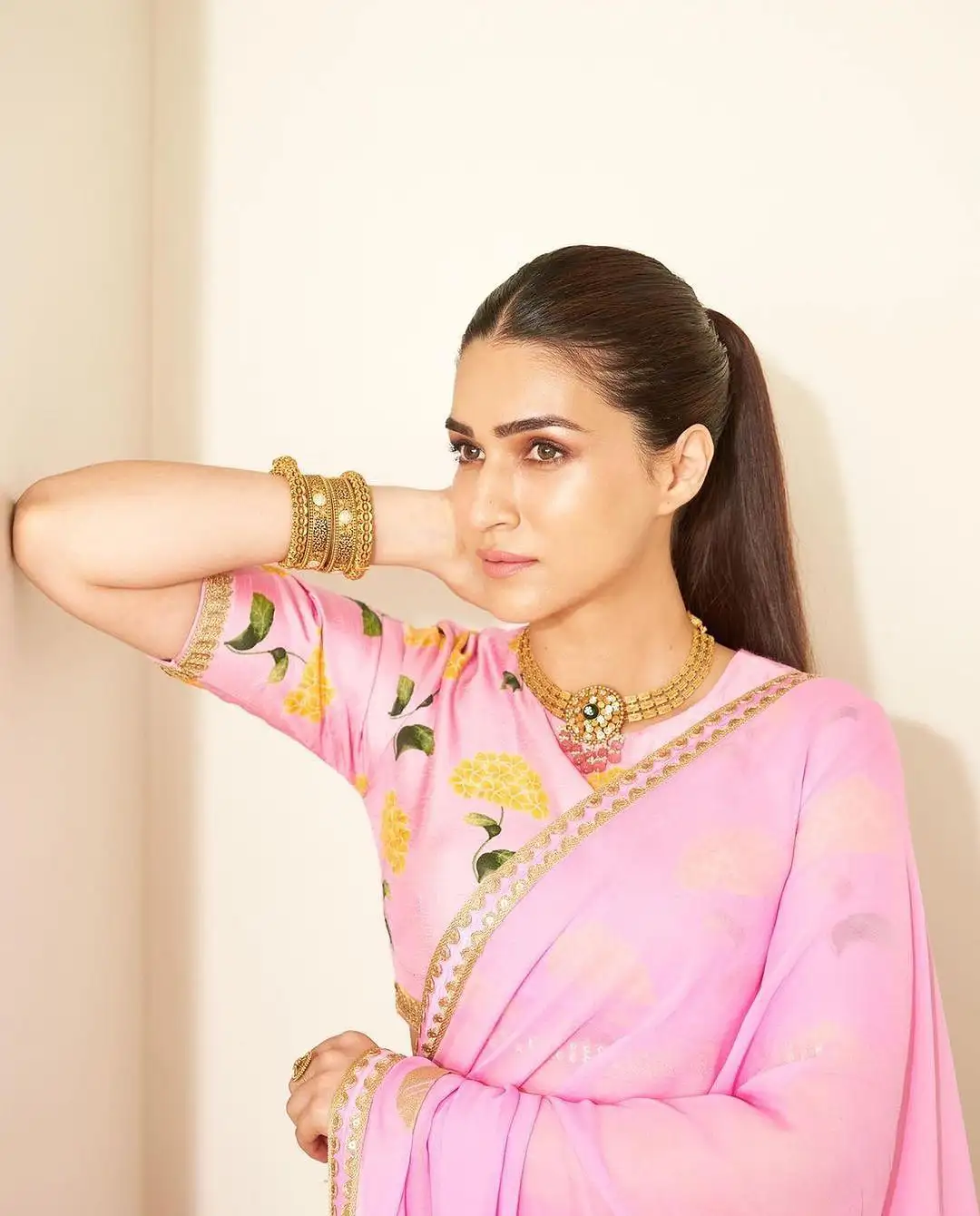 Kriti Sanon Cool Looks in Pink Saree