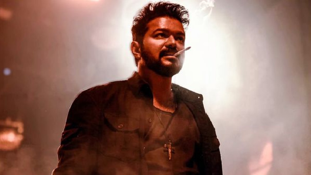 Leo Movie : లియో మూవీలో విజయ్ డ్యూయల్ రోల్ చేస్తున్నాడా..? సోషల్ మీడియాలో ట్రోల్స్.. Leo Movie : లియో మూవీలో విజయ్ డ్యూయల్ రోల్ చేస్తున్నాడా..? సోషల్ మీడియాలో ట్రోల్స్..