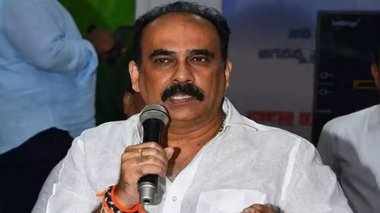 అసలు ఇక్కడ ఏమి జరుగుతోందో అర్థం కావట్లేదు: బాలినేని శ్రీనివాసరెడ్డి అసలు ఇక్కడ ఏమి జరుగుతోందో అర్థం కావట్లేదు: బాలినేని శ్రీనివాసరెడ్డి