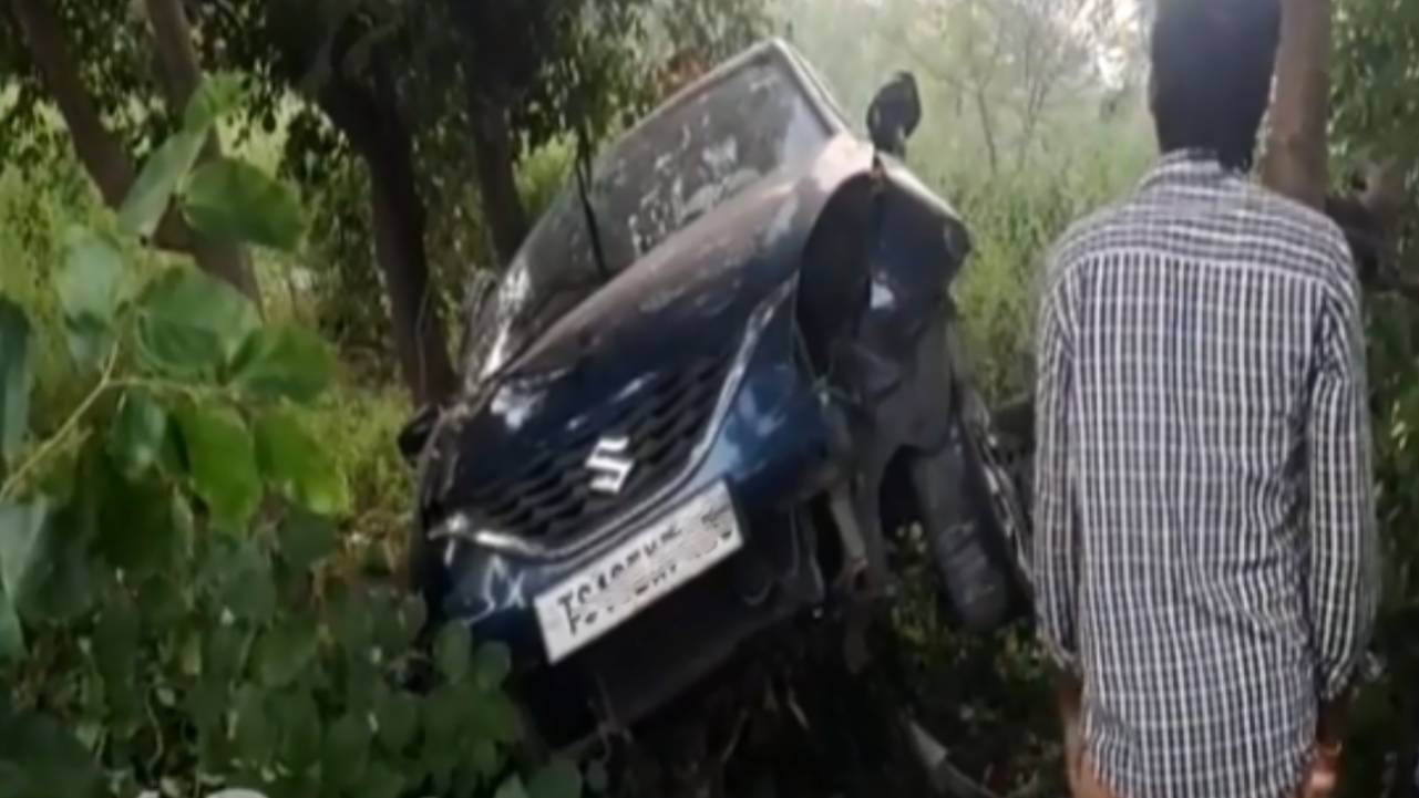 Road Accident: మేడ్చల్ జిల్లాలో ఘోర రోడ్డు ప్రమాదం.. ఇద్దరు విద్యార్థులు మృతి.. ముగ్గురికి గాయాలు Road Accident: మేడ్చల్ జిల్లాలో ఘోర రోడ్డు ప్రమాదం.. ఇద్దరు విద్యార్థులు మృతి.. ముగ్గురికి గాయాలు