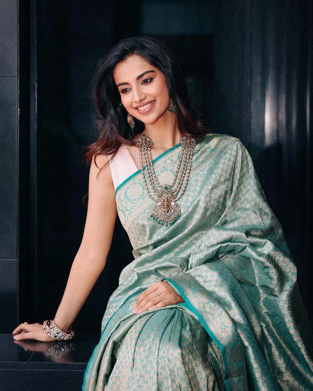 Meenaakshi Chaudhary Stunning Looks in Saree